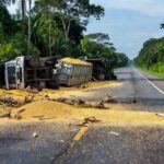 Bitrem com milho tombado interdita Estrada da Penal em Porto Velho