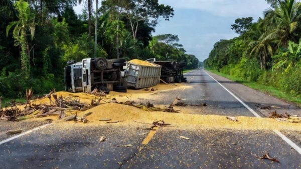 Bitrem com milho tombado interdita Estrada da Penal em Porto Velho