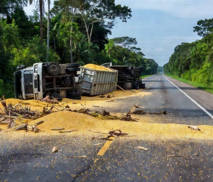 Bitrem com milho tombado interdita Estrada da Penal em Porto Velho