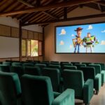 Interior de cinema em Porto Velho preparado para sessão sensorial de Toy Story 5 para autistas