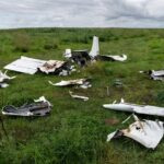 Equipes de resgate trabalham no local da queda de um avião em Tomblaine, no nordeste da França, neste domingo (28). O acidente matou as 11 pessoas que estavam a bordo da aeronave. — Foto: REUTERS/Christian Hartmann
