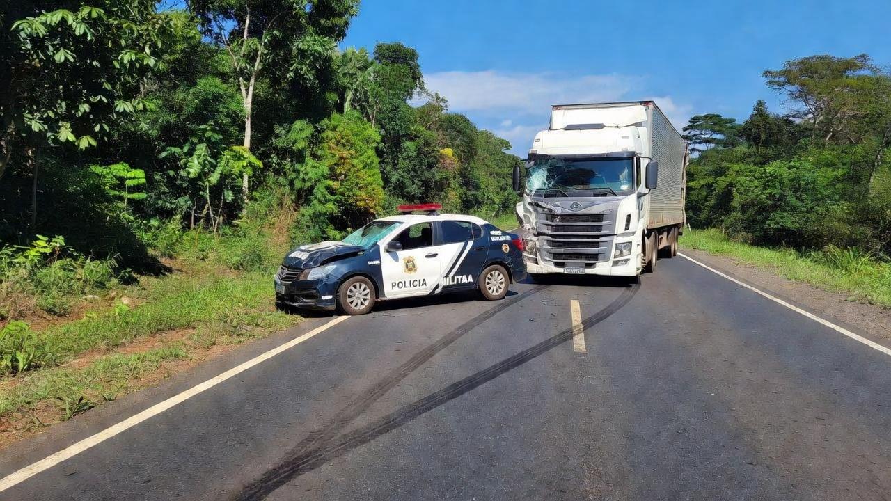 Colisão entre viatura da PM e carreta na BR-364 em Presidente Médici