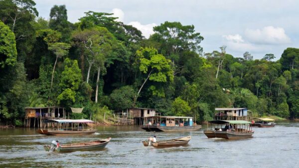 Comitiva fluvial navegando pelo rio Madeira em Rondônia para levar proteção social a ribeirinhos