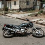 Moto caída em rua após assalto na Farquar