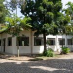Fachada de CRAS em Porto Velho com vegetação amazônica representando acesso a benefícios sociais