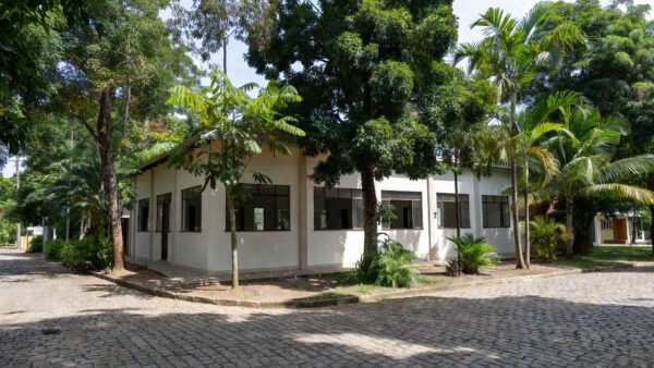 Fachada de CRAS em Porto Velho com vegetação amazônica representando acesso a benefícios sociais