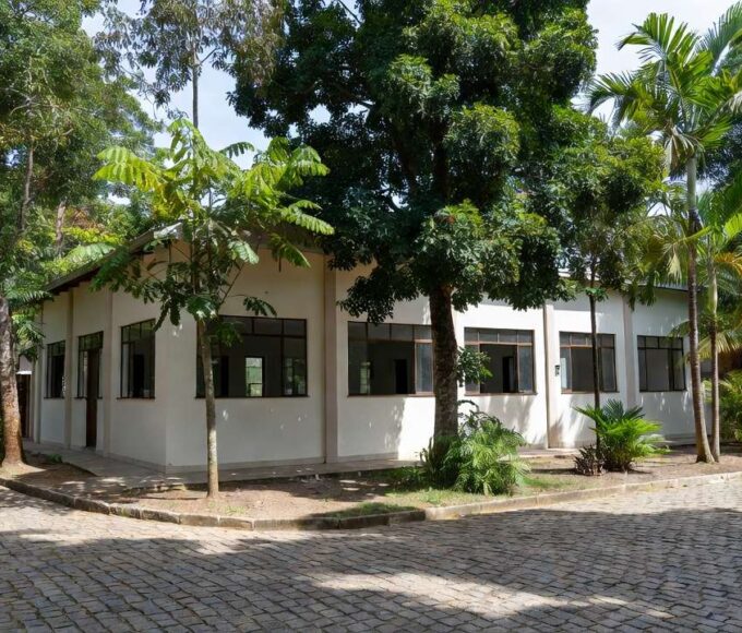 Fachada de CRAS em Porto Velho com vegetação amazônica representando acesso a benefícios sociais