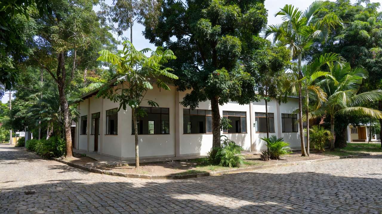 Fachada de CRAS em Porto Velho com vegetação amazônica representando acesso a benefícios sociais