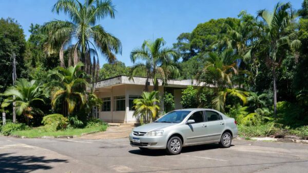 Carro em frente ao Detran Porto Velho para renovação de CNH e licenciamento veicular