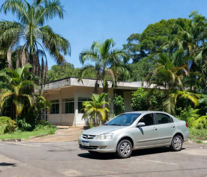 Carro em frente ao Detran Porto Velho para renovação de CNH e licenciamento veicular
