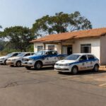 Viaturas policiais em delegacia de Porto Velho relacionada a prisão por assaltos