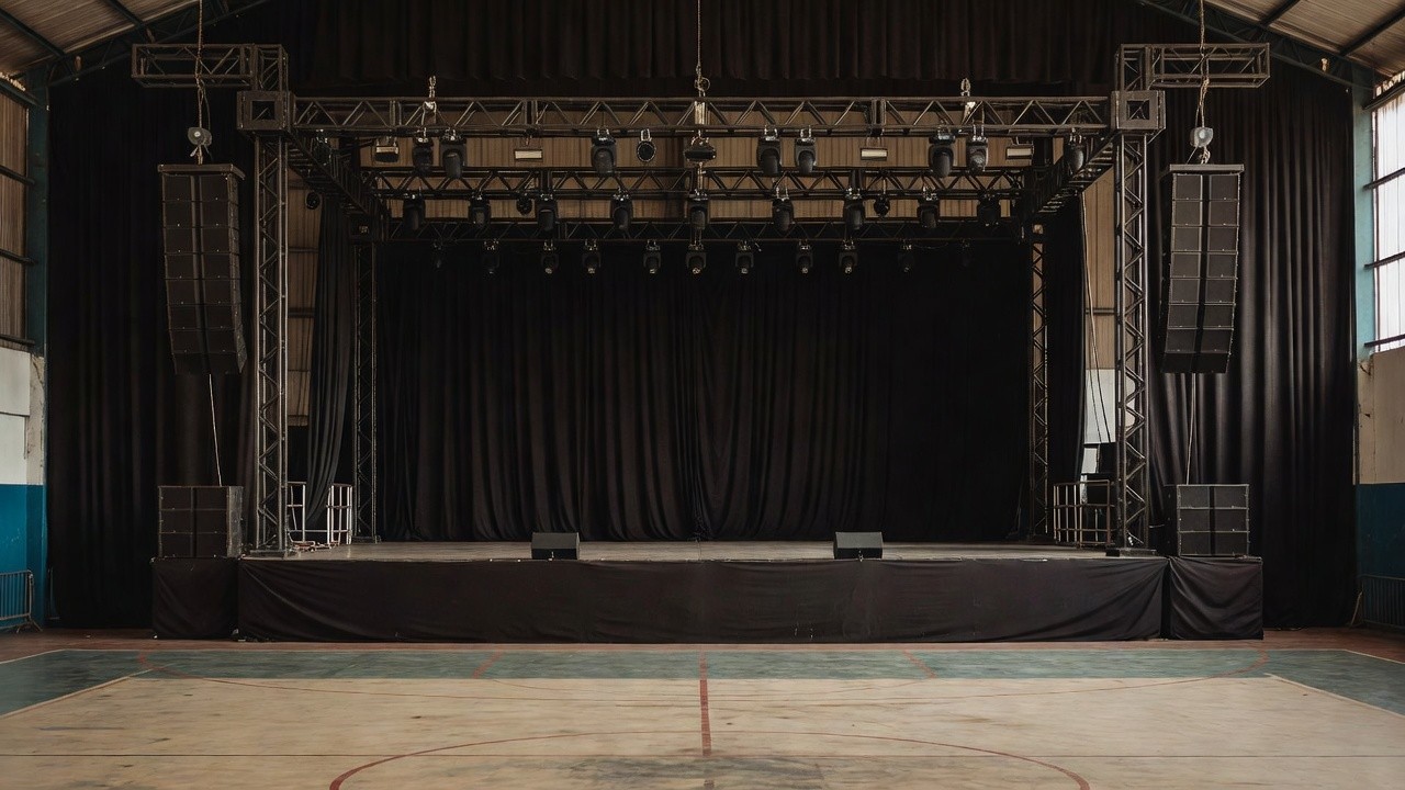 Palco vazio de show cancelado em Porto Velho após cirurgia de emergência