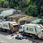 Caminhões de coleta recolhendo lixo em Porto Velho