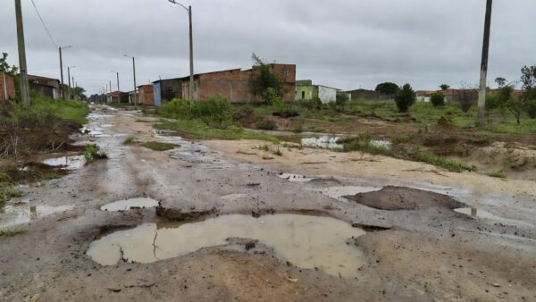 Rua sem pavimentação e com problemas de drenagem no bairro Socialista
