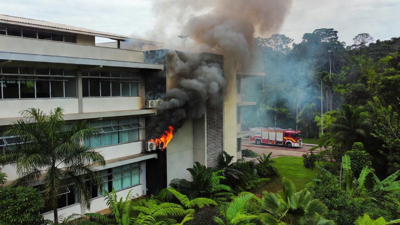 Incêndio em ar-condicionado na UNIR Porto Velho com fumaça e bombeiros