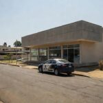 Supermercado em Porto Velho com viatura da PM em operação