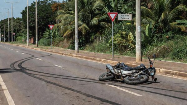 Motocicleta acidentada na Avenida Calama após colisão por embriaguez