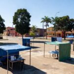 Praça na Zona Leste de Porto Velho com barracas de serviços gratuitos no evento Domingo na Praça