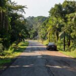 Carro em estrada na zona leste de Porto Velho, Rondônia
