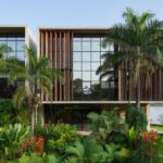 Fachada da Prefeitura de Porto Velho com vegetação amazônica, representando vagas na assistência social