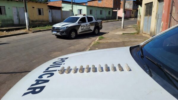 Viatura da PM com cocaína apreendida no Costa e Silva