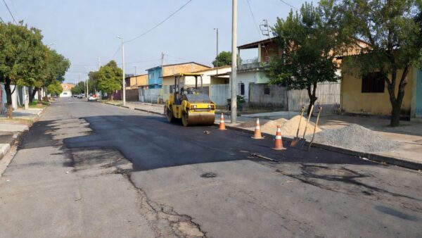 Rua do Jardim Santana com tapa-buraco em andamento após dois anos
