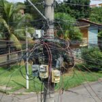 Poste com ligações irregulares de energia em condomínio de Ji-Paraná