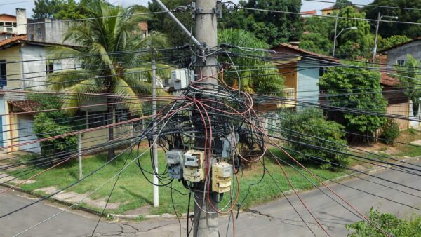Poste com ligações irregulares de energia em condomínio de Ji-Paraná