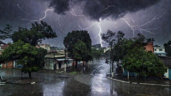 Tempestade com raios e ventos fortes em Porto Velho e interior de Rondônia