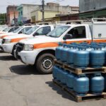 Viaturas da defesa civil e botijões de gás de cozinha no Brasil
