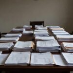 Documentos e relatórios sobre as contas do Estado em sala de reuniões do TCE-RO