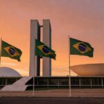Congresso Nacional em Brasília com bandeiras do Brasil, representando candidatura ao Senado