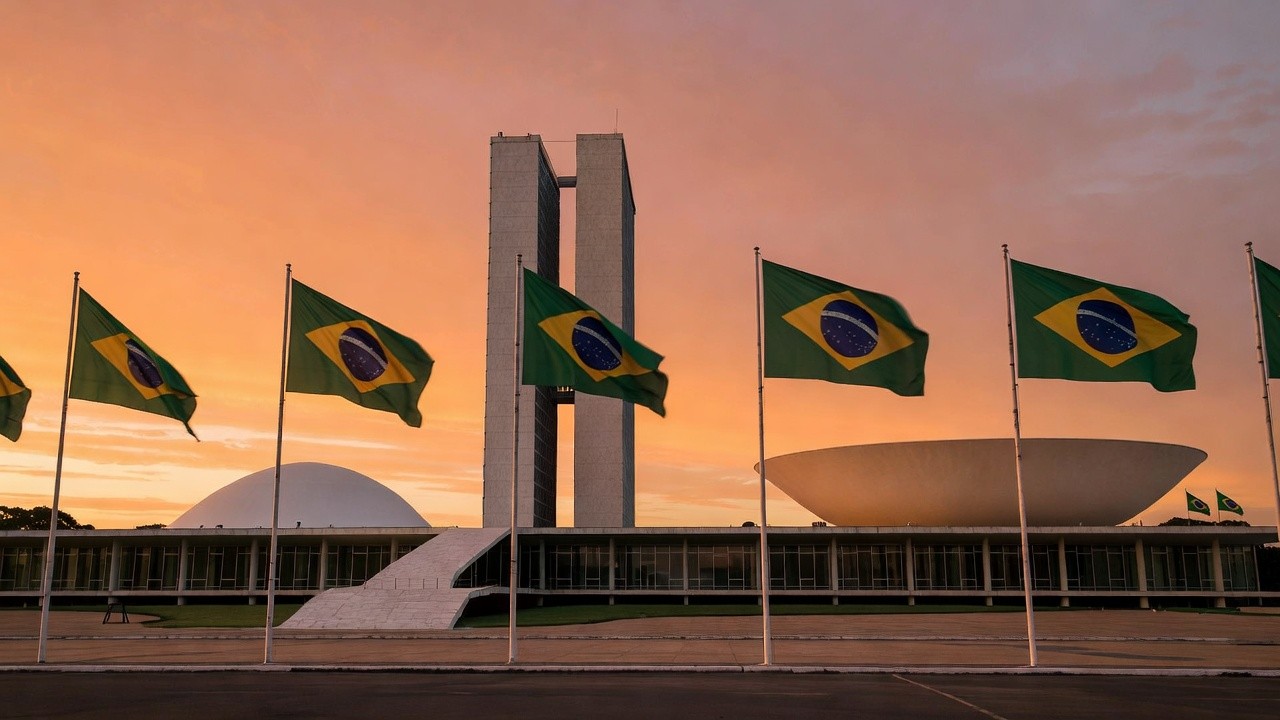 Congresso Nacional em Brasília com bandeiras do Brasil, representando candidatura ao Senado