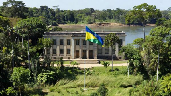 Palácio do Governo de Rondônia com bandeira estadual em pesquisa eleitoral