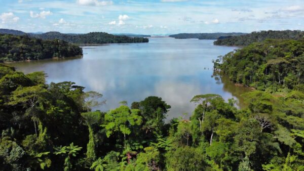 Lagos da hidrelétrica do Jamari com zonas de uso sustentável na Amazônia