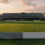 Estádio de futebol no Brasil com placas de publicidade cobertas