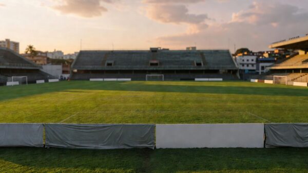 Estádio de futebol no Brasil com placas de publicidade cobertas