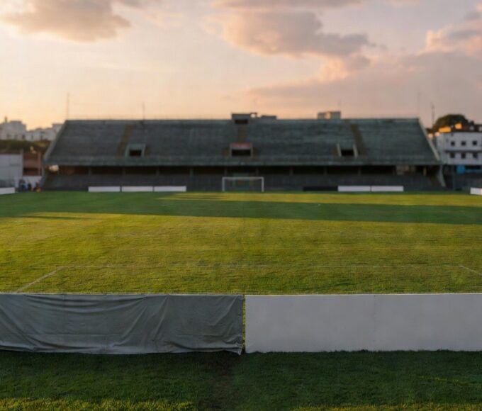 Estádio de futebol no Brasil com placas de publicidade cobertas