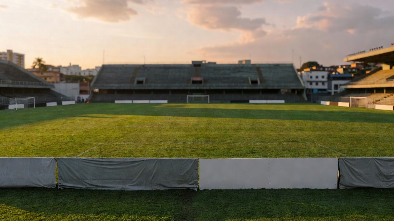 Estádio de futebol no Brasil com placas de publicidade cobertas
