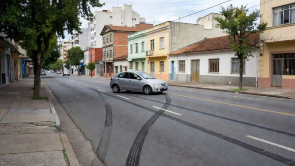 Acidente de trânsito na Avenida Pinheiro Machado com carro de aplicativo