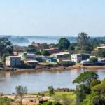 Paisagem urbana de Porto Velho com Rio Madeira, cenário político local