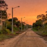 Estrada rural Ramal Uberaba com postes de iluminação pública