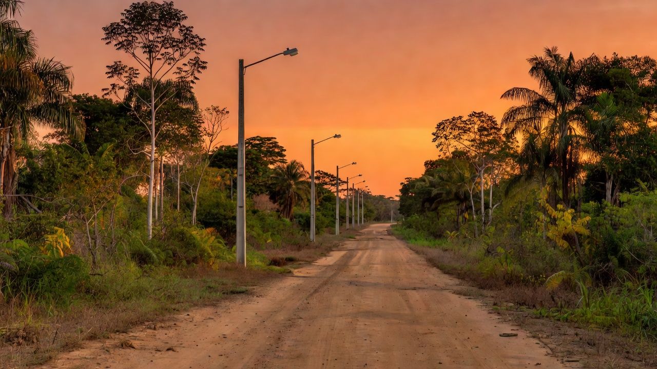 Estrada rural Ramal Uberaba com postes de iluminação pública