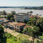 Centro de Porto Velho com comércios locais e prédio público para licitações
