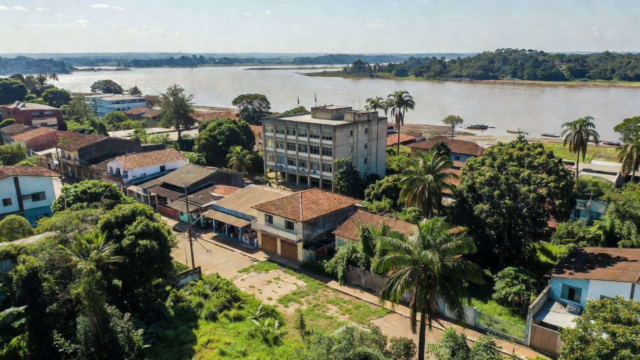 Centro de Porto Velho com comércios locais e prédio público para licitações