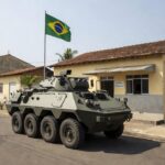 Viatura das Forças Armadas em frente a local de votação no Brasil