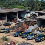 Viaturas da Polícia Civil em operação contra receptação em ferro-velho em Porto Velho