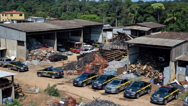 Viaturas da Polícia Civil em operação contra receptação em ferro-velho em Porto Velho