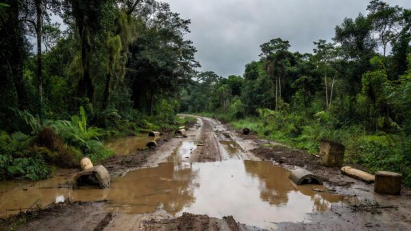 Estrada alagada na Linha Transpurus em Porto Velho com problemas de drenagem