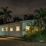 Prédio do Conselho Tutelar em Porto Velho à noite, atuando 24 horas na proteção de crianças e adolescentes